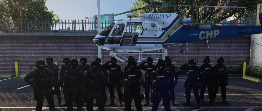 GTA'da helikopter önünde dizilen oyuncu ekibi